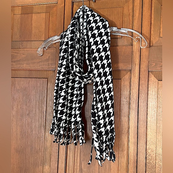 5/$40 FLEECE CHEVRON PRINT BLACK & WHITE WINTER SCARF WITH FRINGE AT THE HEM - Picture 4 of 5